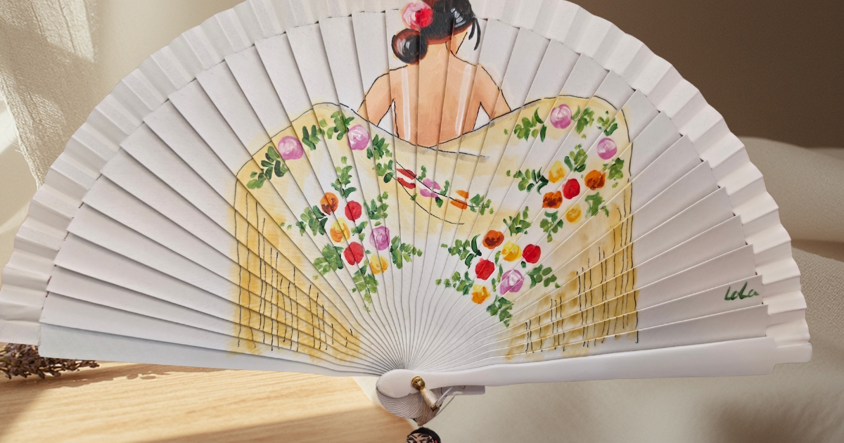 Abanico de Madera Blanco Pintado a Mano con Figura de Mujer