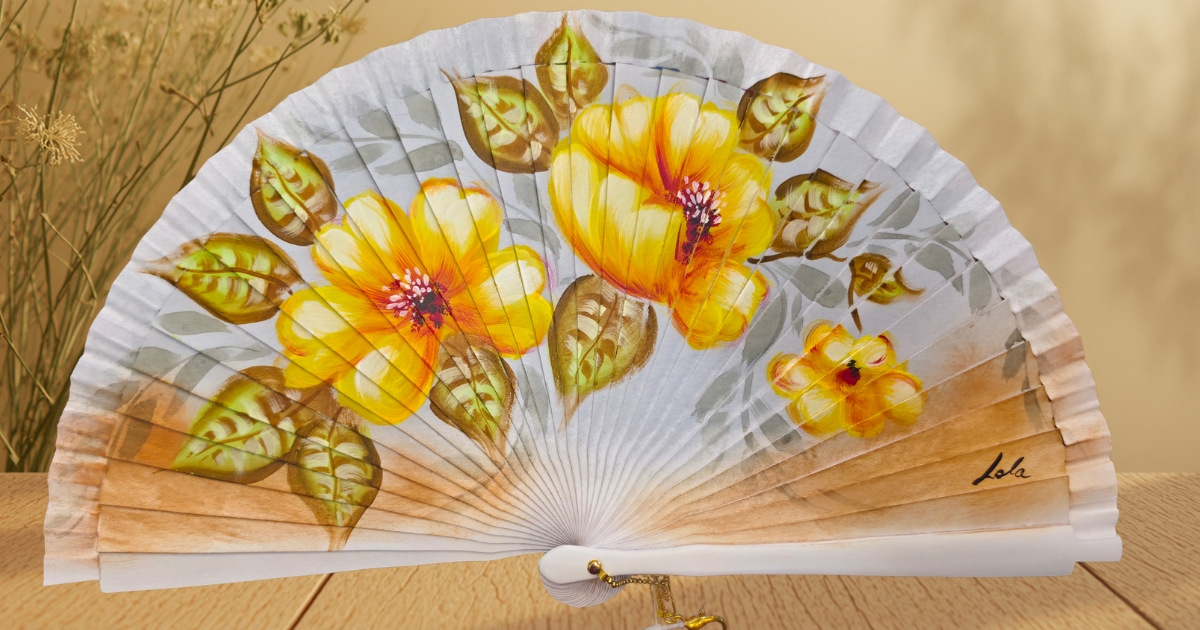 Abanico Artesanal de Madera Pintado a Mano con Flores Amarillas