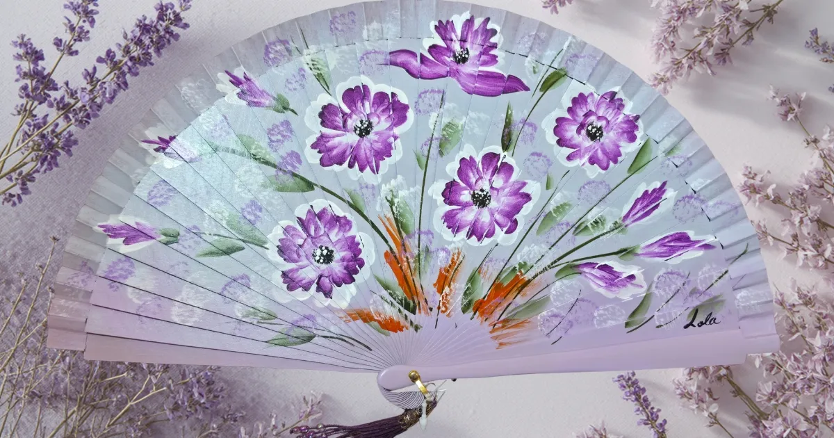 Abanico de Madera Lila Pintado a Mano con Ramo de Flores Violetas
