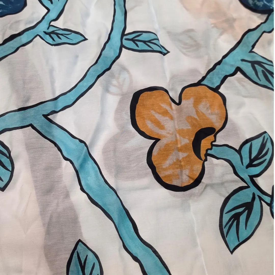 Fular Estampado Botánico en Tonos Azul, Blanco y Ocre Bufanda de Mujer - Imagen 3