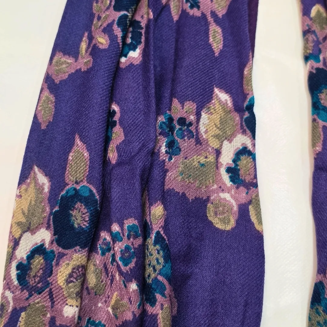 Fular Estampado Floral en Tonos Morado y Multicolor Bufanda de Mujer - Imagen 2