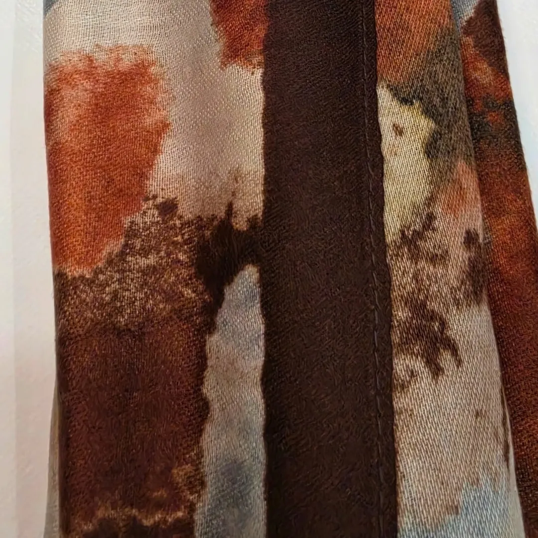 Fular Estampado Abstracto en Tonos Marrón, Azul y Beige Bufanda de Mujer - Imagen 2