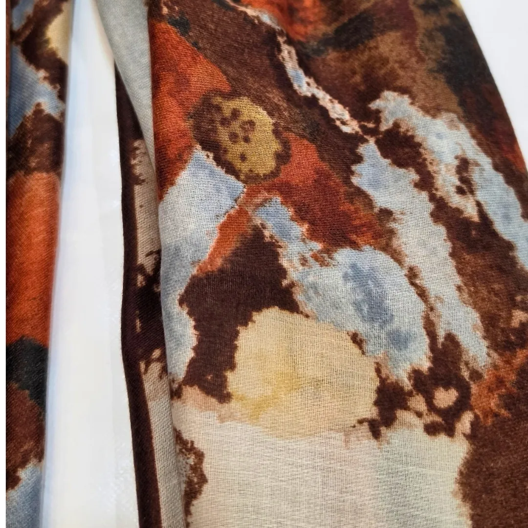 Fular Estampado Abstracto en Tonos Marrón, Azul y Beige Bufanda de Mujer - Imagen 3